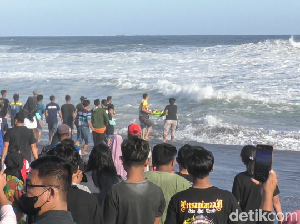 Gelar Sedekah Laut, Nelayan Purworejo Larung Tumpeng Hasil Bumi