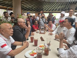 Gibran Rakabuming Makan Siang Bareng Relawan Jokowi di Jakarta