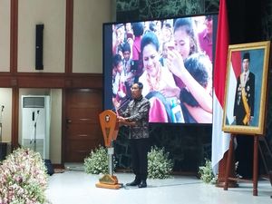 Heru Serahkan Hadiah ke Pemenang Lomba Fotografi Color of Jakarta 2023