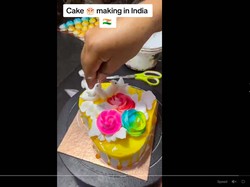Hiii...Cake Ulang Tahun di India Ini Dibuat Pakai Tangan Kotor