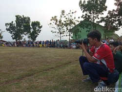 Kerinduan Idham Melihat Tingkah Lucu Penonton Turnamen Sepakbola Tarkam