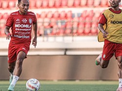 Istirahat Lama, Irfan Jaya Kembali Ikut Latihan