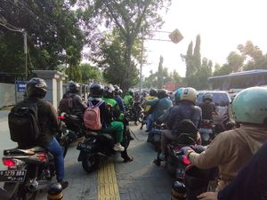 Jalan Latumenten Jakbar Macet, Pemotor Nekat Naik Trotoar