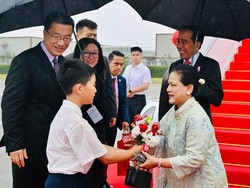 Jokowi dan Iriana Tiba di Chengdu, Disambut Menteri Pendidikan China