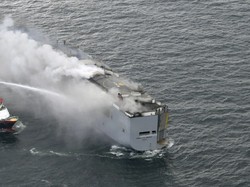 Kapal Kargo Angkut 2.857 Kendaraan Terbakar, Pemicunya Diduga Mobil Listrik