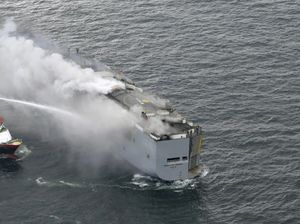 Kapal Kargo Angkut 2.857 Kendaraan Terbakar, Pemicunya Diduga Mobil Listrik Kapal Kargo Angkut 2.857 Kendaraan Terbakar, Pemicunya Diduga Mobil Listrik