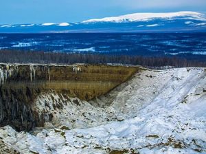Potret Kawah di Rusia saat Permafrost Mulai Mencair