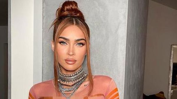 Foto: Gaya Megan Fox yang Dikritik Pakai Baju Menerawang, Sibuk Tutupi Dada