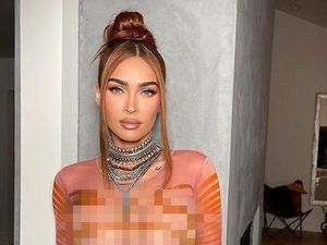 Foto: Gaya Megan Fox yang Dikritik Pakai Baju Menerawang, Sibuk Tutupi Dada