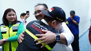 Potret Semringah Menag Yaqut Sambut Kedatangan Petugas Haji