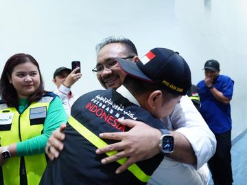 Potret Semringah Menag Yaqut Sambut Kedatangan Petugas Haji Potret Semringah Menag Yaqut Sambut Kedatangan Petugas Haji