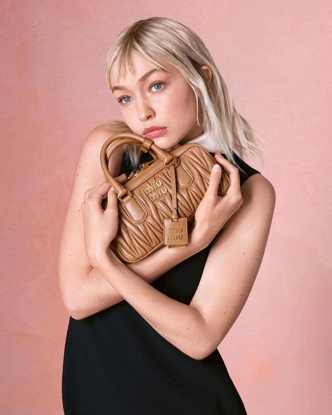 Gigi Hadid jadi model Miu Miu Arcadie Bag