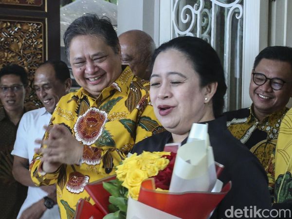 Momen Airlangga Beri Bunga Merah-Kuning ke Puan