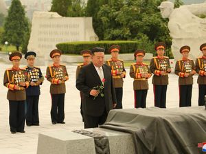 Momen Kim Jong Un Kunjungi Pemakaman Prajurit Perang Korea Momen Kim Jong Un Kunjungi Pemakaman Prajurit Perang Korea