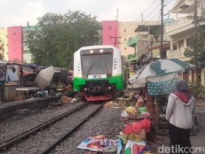 Riwayat Pasar Dupak Magersari, Puluhan Tahun Menantang Bahaya di Rel KA Riwayat Pasar Dupak Magersari, Puluhan Tahun Menantang Bahaya di Rel KA