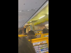 Penumpang Mabuk di Pesawat, Malah Nyanyi-nyanyi Pakai Interkom