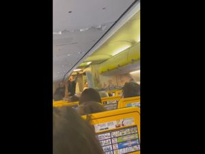 Penumpang Mabuk di Pesawat, Malah Nyanyi-nyanyi Pakai Interkom Penumpang Mabuk di Pesawat, Malah Nyanyi-nyanyi Pakai Interkom