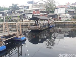 Unik! Masih Ada Transportasi Getek Dekat Perumahan Mewah di Tengah Jakarta Unik! Masih Ada Transportasi Getek Dekat Perumahan Mewah di Tengah Jakarta