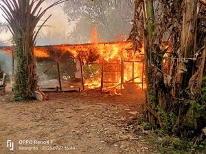 Berhamburan Penghuni Pondok Narkoba Terjun ke Sungai Saat Disergap Polisi Berhamburan Penghuni Pondok Narkoba Terjun ke Sungai Saat Disergap Polisi