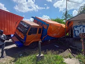Gagal Lalui Tanjakan Samsam, Truk Angkut 20 Ton Tepung Tabrak 3 Mobil