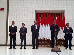 Ekspresi Luhut-Bahlil Saat Jokowi Tegaskan Tak Cawe-cawe Urusan Golkar Ekspresi Luhut-Bahlil Saat Jokowi Tegaskan Tak Cawe-cawe Urusan Golkar