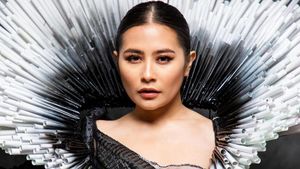Potret Memesona Prilly Latuconsina Pakai Kostum JFC Berbahan Sedotan Plastik