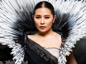 Potret Memesona Prilly Latuconsina Pakai Kostum JFC Berbahan Sedotan Plastik