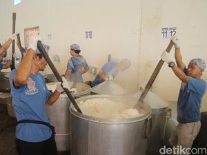 Melihat Sibuknya Persiapan Puncak Buka Luwur Makam Sunan Kudus Melihat Sibuknya Persiapan Puncak Buka Luwur Makam Sunan Kudus