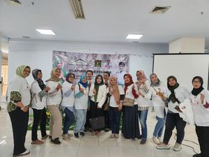 Relawan Sandi Uno Salurkan BPJS Ketenagakerjaan BPU-PIP ke Warga Bekasi