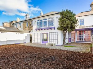 Melihat Rumah Kesayangan Mendiang Sinead OConnor yang Bikin Iri Banyak Orang