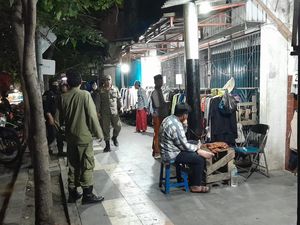 Satpol PP Tertibkan Pedagang Baju Bekas di Pedestrian Ngaglik Surabaya