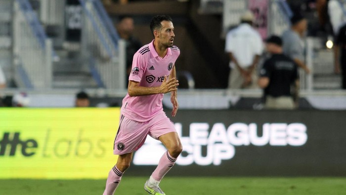Jul 25, 2023; Fort Lauderdale, FL, USA; Inter Miami CF midfielder Sergio Busquets (5) controls the ball in the first half against the Atlanta United at DRV PNK Stadium. Mandatory Credit: Sam Navarro-USA TODAY Sports