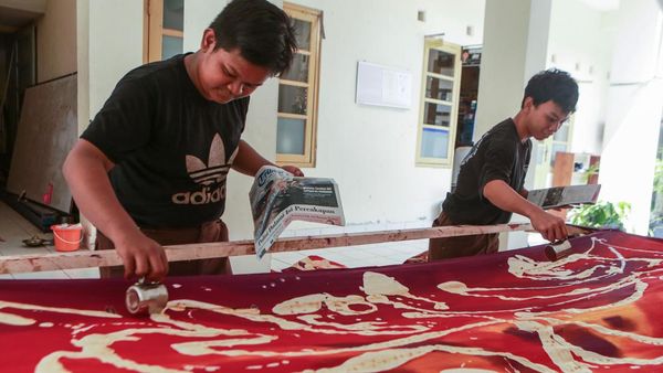 Momen Siswa SLB Belajar Membatik