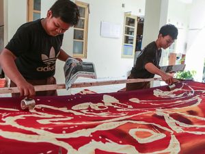 Momen Siswa SLB Belajar Membatik Momen Siswa SLB Belajar Membatik