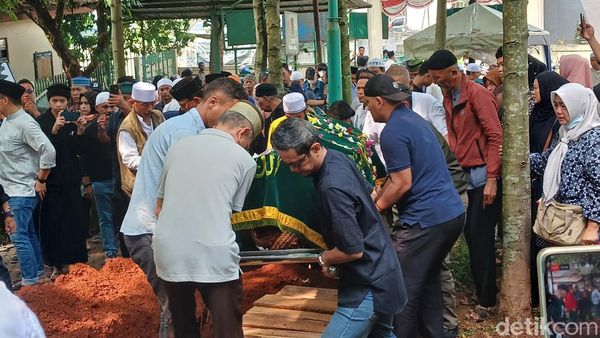 Foto: Prosesi Pemakaman Taufik Lala di TPU Munjul