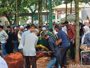 Foto: Prosesi Pemakaman Taufik Lala di TPU Munjul