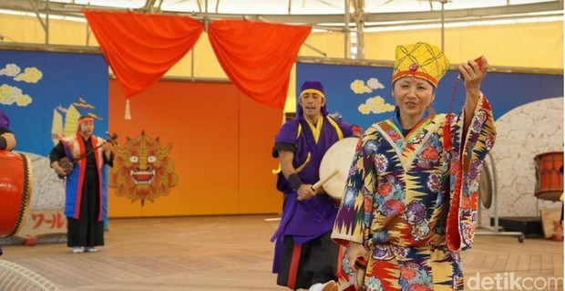 Warga Okinawa melakukan Tari Eisa/Foto: detik.com/Masaul Warga Okinawa melakukan Tari Eisa