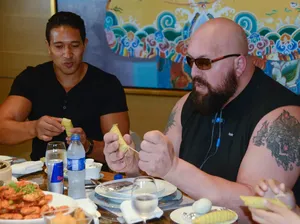 Wow! Pegulat Ini Sanggup Makan Lebih dari 18 Ribu Kalori Sehari