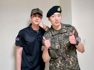 Momen Akrab Jin BTS dan Yoon WINNER di Barak Militer Momen Akrab Jin BTS dan Yoon WINNER di Barak Militer