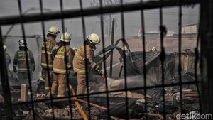 16 Mobil Damkar Padamkan Kebakaran Permukiman di Koja
