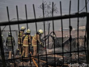 16 Mobil Damkar Padamkan Kebakaran Permukiman di Koja