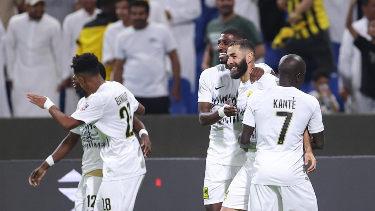 Karim Benzema bikin gol dan assist di laga debut bareng Al Ittihad (Twitter @ittihad)