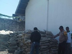 Polisi Segel Gudang Penyimpanan Batu Hitam Galena Ilegal di Bone Bolango