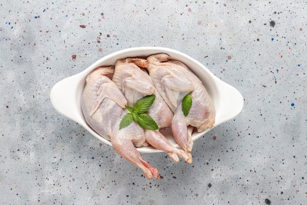 Daging ayam mentah/Foto: Freepik/@azerbaijan_stockers