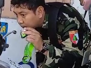 Kagetnya Mardana Saat Asyik Bermotor Tiba-tiba Ular Nongol di Setang Kagetnya Mardana Saat Asyik Bermotor Tiba-tiba Ular Nongol di Setang