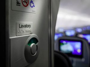Ramah Disabiilitas, Maskapai Ini Luncurkan Plakat Braille di Pesawat Ramah Disabiilitas, Maskapai Ini Luncurkan Plakat Braille di Pesawat
