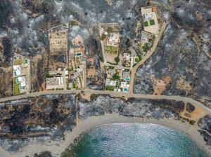Foto Udara Pulau Wisata di Yunani, Hangus Dilalap Api Foto Udara Pulau Wisata di Yunani, Hangus Dilalap Api