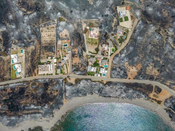 Foto Udara Pulau Wisata di Yunani, Hangus Dilalap Api