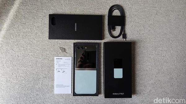 Unboxing Samsung Galaxy Z Flip 5 yang Tampilannya Makin Segar