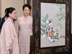 7 Gaya Iriana Jokowi Minum Teh Bareng Ibu Negara China, Anggun dan Elegan